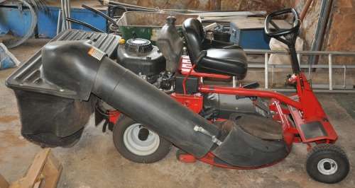 SNAPPER RER200 33 Rear Engine Petrol Ride on Lawn Tractor PICK UP ONLY